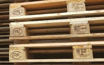 Holzpaletten verschiedener Sorten